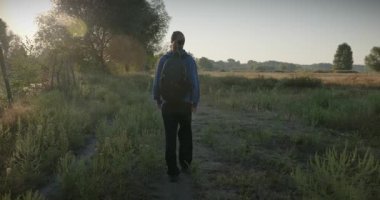 Genç Adam Yürüyüşü Doğanın tadını çıkarıyor Sabah 4K 10-bit