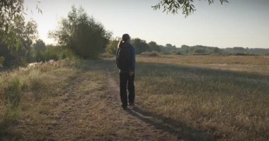 Genç Adam Yürüyüşü Doğanın tadını çıkarıyor Sabah 4K 10-bit