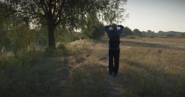 Genç Adam Yürüyüşü Doğanın tadını çıkarıyor Sabah 4K 10-bit