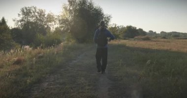 Genç Adam Yürüyüşü Doğanın tadını çıkarıyor Sabah 4K 10-bit