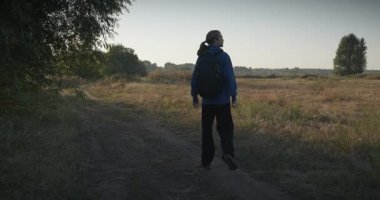 Genç Adam Yürüyüşü Doğanın tadını çıkarıyor Sabah 4K 10-bit