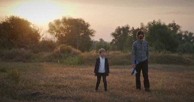 Man and Boy, Oyuncak Uçakla Sahada Oynuyor. Baba ve Çocuk Doğa 4K 10-bit 'te Birlikte Zaman Geçiriyorlar