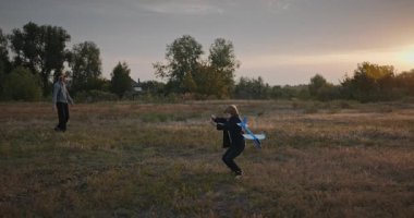 Man and Boy, Oyuncak Uçakla Sahada Oynuyor. Baba ve Çocuk Doğa 4K 10-bit 'te Birlikte Zaman Geçiriyorlar