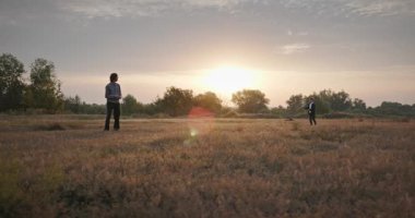 Man and Boy, Oyuncak Uçakla Sahada Oynuyor. Baba ve Çocuk Doğa 4K 10-bit 'te Birlikte Zaman Geçiriyorlar