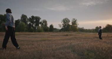 Man and Boy, Oyuncak Uçakla Sahada Oynuyor. Baba ve Çocuk Doğa 4K 10-bit 'te Birlikte Zaman Geçiriyorlar