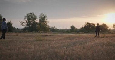 Man and Boy, Oyuncak Uçakla Sahada Oynuyor. Baba ve Çocuk Doğa 4K 10-bit 'te Birlikte Zaman Geçiriyorlar