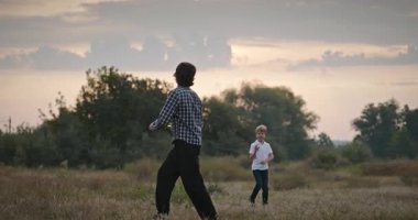 İnsan ve Çocuk frizbi fırlatıyor. Baba ve Çocuk Birlikte Oynuyor Doğa 4K 10-bit 'te Zaman Geçiriyorlar