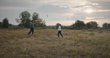 İnsan ve Çocuk Uçan Disk Fırlatıyor. Baba ve Çocuk Birlikte Oynuyor Doğa 4K 10-bit 'te Zaman Geçiriyorlar