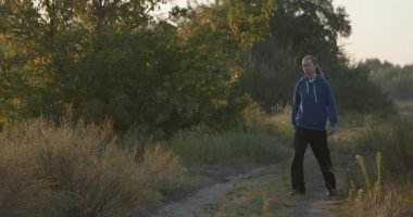 Yorgun Adam Doğa Yürüyüşü Sabah 4K 10-bit