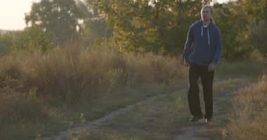 Yorgun Adam Doğa Yürüyüşü Sabah 4K 10-bit