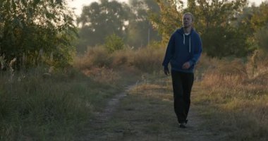 Yorgun Adam Doğa Yürüyüşü Sabah 4K 10-bit