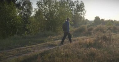 Genç Adam Yürüyüşü Doğanın tadını çıkarıyor Sabah 4K 10-bit