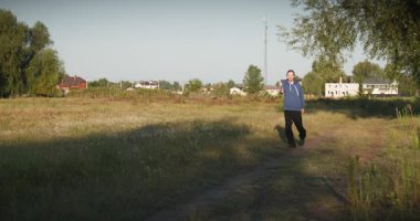 Mutlu Adam Sabah 4: K 10-bit Doğa Yürüyüşü İşaretini Başparmağıyla Gösteriyor