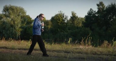 Genç Adam Yürüyüşü Doğanın tadını çıkarıyor Sabah 4K 10-bit