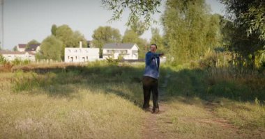 Mutlu Adam Sabah 4: K 10-bit Doğa Yürüyüşü İşaretini Başparmağıyla Gösteriyor