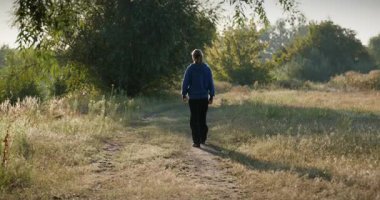 Mutlu Adam Sabah 4: K 10-bit Doğa Yürüyüşü İşaretini Başparmağıyla Gösteriyor