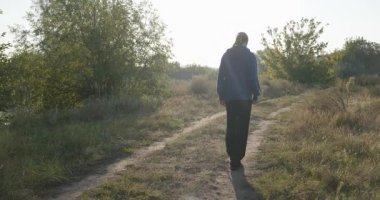 Genç Adam Yürüyüşü Doğanın tadını çıkarıyor Sabah 4K 10-bit