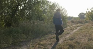 Genç Adam Yürüyüşü Doğanın tadını çıkarıyor Sabah 4K 10-bit