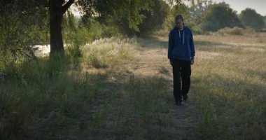 Genç Adam Yürüyüşü Doğanın tadını çıkarıyor Sabah 4K 10-bit