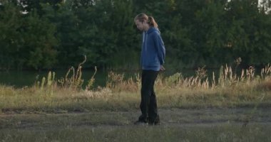 Genç Adam Yürüyüşü Doğanın tadını çıkarıyor Sabah 4K 10-bit