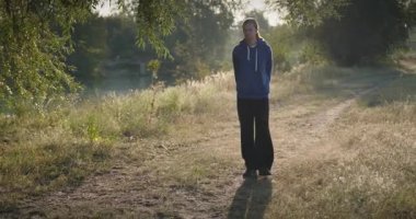 Genç Adam Yürüyüşü Doğanın tadını çıkarıyor Sabah 4K 10-bit