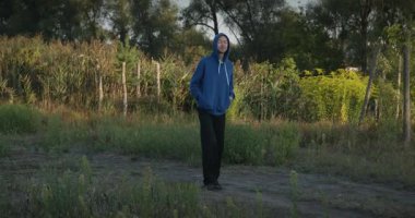 Genç Adam Sabah 4: K 10-bit 'te Akıllı Telefon Kullanıyor