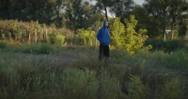 Genç Adam Sabah 4: K 10-bit 'te Akıllı Telefon Kullanıyor