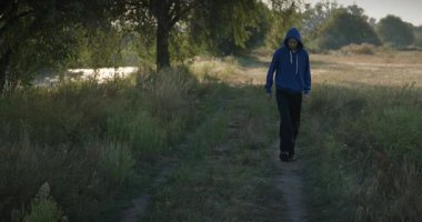 Genç Adam Yürüyüşü Doğanın tadını çıkarıyor Sabah 4K 10-bit