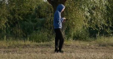 Genç Adam Sabah 4: K 10-bit 'te Akıllı Telefon Kullanıyor