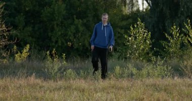 Genç Adam Sabah 4: K 10-bit 'te Akıllı Telefon Kullanıyor