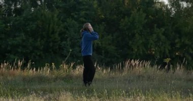 Genç Adam Sabah 4: K 10-bit 'te Akıllı Telefon Kullanıyor