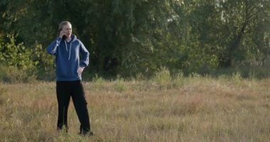 Genç Adam Sabah 4: K 10-bit 'te Akıllı Telefon Kullanıyor