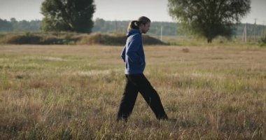 Genç Adam Yürüyüşü Doğanın tadını çıkarıyor Sabah 4K 10-bit