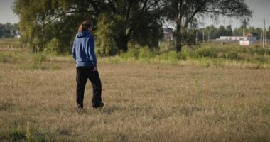 Genç Adam Yürüyüşü Doğanın tadını çıkarıyor Sabah 4K 10-bit