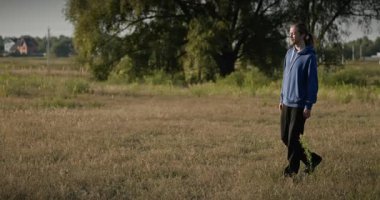 Genç Adam Yürüyüşü Doğanın tadını çıkarıyor Sabah 4K 10-bit