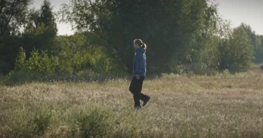 Genç Adam Yürüyüşü Doğanın tadını çıkarıyor Sabah 4K 10-bit