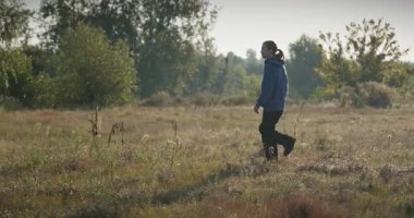 Genç Adam Yürüyüşü Doğanın tadını çıkarıyor Sabah 4K 10-bit
