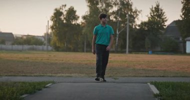 Futbol sahasında erkek yürüyüşü. Çocuk Sabah Egzersizi Yapıyor Dışarıda 4K 10-bit Yavaş çekim 60 fps