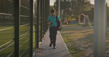 Çocuk Akıllı Telefon Kullan Oyun sahasında Yürüyüş 4K 10-bit Yavaş çekim 60 fps