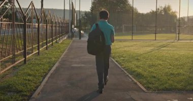 Çocuk Akıllı Telefon Kullan Oyun sahasında Yürüyüş 4K 10-bit Yavaş çekim 60 fps