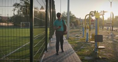 Çocuk Akıllı Telefon Kullan Oyun sahasında Yürüyüş 4K 10-bit Yavaş çekim 60 fps