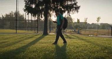 Çocuk Akıllı Telefon Kullan Oyun sahasında Yürüyüş 4K 10-bit Yavaş çekim 60 fps