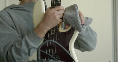 Erkek Müzisyen Silme Tozu Temiz Bas Gitarı 4K 10-bit