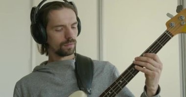 Erkek Müzisyen Çalışması Bass Guitar 4K 10-bit 'te Müzik Çalıyor