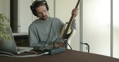 Erkek Müzisyen Silme Tozu Temiz Bas Gitarı 4K 10-bit