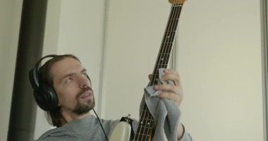 Erkek Müzisyen Silme Tozu Temiz Bas Gitarı 4K 10-bit