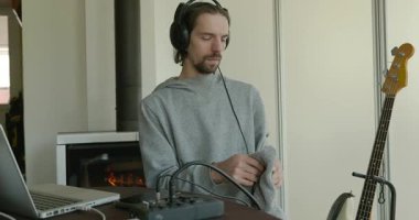 Erkek Müzisyen Silme Tozu Temiz Bas Gitarı 4K 10-bit