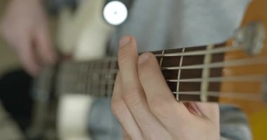 Erkek Müzisyen Çalışması Bass Guitar 4K 10-bit 'te Müzik Çalıyor