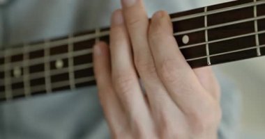 Erkek Müzisyen Çalışması Bass Guitar 4K 10-bit 'te Müzik Çalıyor