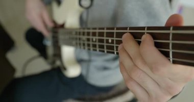 Erkek Müzisyen Çalışması Bass Guitar 4K 10-bit 'te Müzik Çalıyor